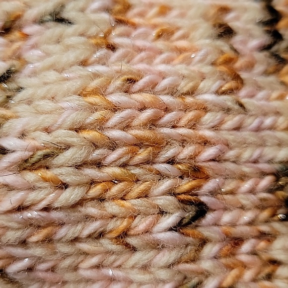 Hand knit wool cap with real racoon fur pom - Picture 2 of 6